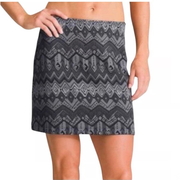 Athleta | Black and Gray Geometric Mini Skirt fleeced lined . Size M - Picture 2 of 4